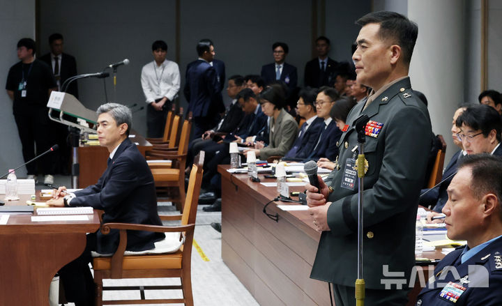 [서울=뉴시스] 조성우 기자 = 박정훈(오른쪽) 국방부조사본부장 직무대리가 7일 서울 용산구 국방부에서 열린 국회 국방위원회의 국방부에 대한 국정감사에서 의원 질의를 듣고 있다. 왼쪽은 강신철 국방부 장관. 2026.10.07. xconfind@newsis.com
