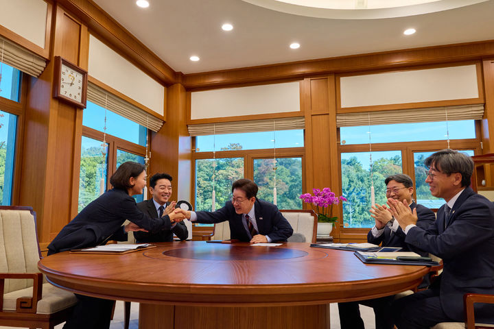 [서울=뉴시스] 김진아 기자 = 이재명 대통령이 7일 청와대 집무실에서 한국형 발사체 '누리호'의 5차 발사 생중계를 지켜보며 박수를 치고 있다. 왼쪽부터 이해민 AI미래기획수석, 강훈식 비서실장, 이 대통령, 하준경 정책실장, 김성완 대변인. (사진=청와대 제공) 2026.10.07. photo@newsis.com *재판매 및 DB 금지