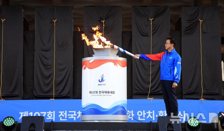 [제주=뉴시스] 우장호 기자 = 위성곤 제주지사가 7일 오후 제주시 연동 제주특별자치도청 본관 앞에서 열린 '제107회 전국체육대회 성화 안치·환영식'에서 성화를 전달받아 안치하고 있다. 2026.10.07. woo1223@newsis.com