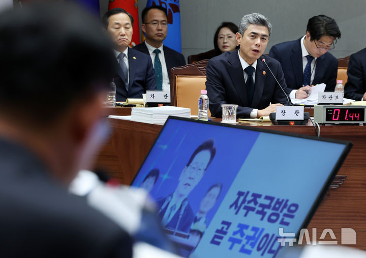 [서울=뉴시스] 조성우 기자 = 강신철 국방부 장관이 7일 서울 용산구 국방부에서 열린 국회 국방위원회의 국방부에 대한 국정감사에서 의원 질의에 답변하고 있다. 2026.10.07. xconfind@newsis.com
