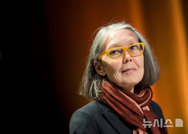 [AP/뉴시스] 올 노벨문학상 수상자인 앤 카슨이 2015년 스웨덴에서 작품 낭독을 하고 있다