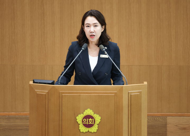 [수원=뉴시스] 최수연 경기도의회 의원이 9월3일 도의회 제393회 임시회 제3차 본회의에서 수도권제2순환고속도로 양주IC 이용자들을 위한 출퇴근 통행료 제도 개선을 촉구하고 있다. (사진=경기도의회 제공) 2026.10.10. photo@newsis.com *재판매 및 DB 금지