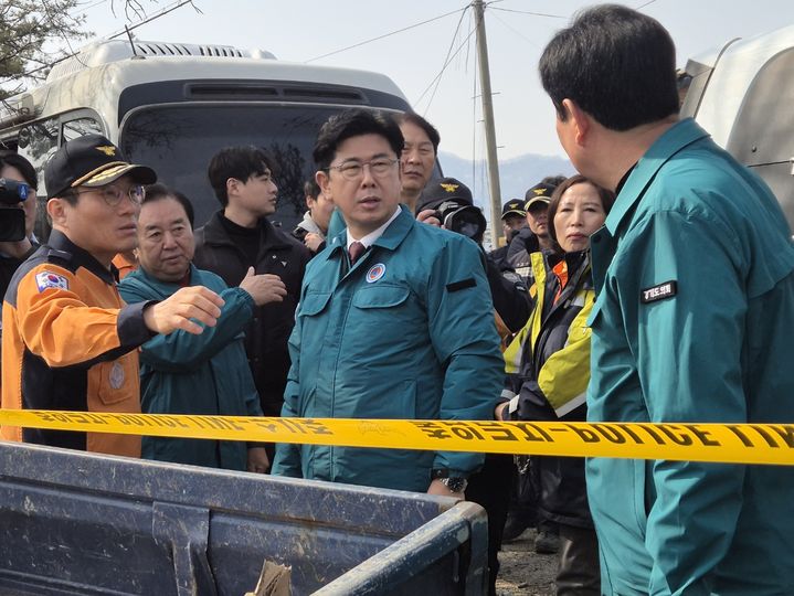 [수원=뉴시스] 윤충식 경기도의회 의원이 2025년 3월7일 전투기 오폭 사고로 피해를 입은 포천시 이동면을 찾아 사고 경위를 파악하고 있다. (사진=경기도의회 제공) 2026.10.10. photo@newsis.com *재판매 및 DB 금지