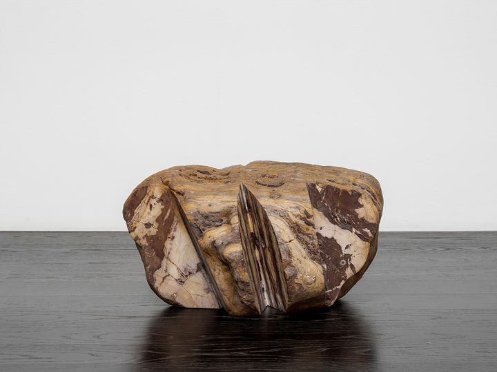 김윤신 〈합이합일 분이분일(合二合一 分二分一) 2002-749〉 2002 Brazilian Jasper 27.5 x 52 x 28 cm Courtesy of the artist and Kukje Gallery 사진: 전병철 이미지 제공: 국제갤러리 *재판매 및 DB 금지