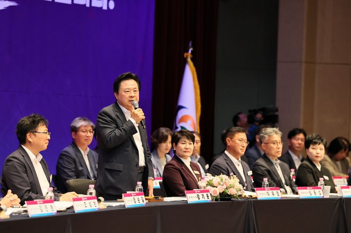 [창원=뉴시스] 강경국 기자 = 강기윤 경남 창원시장이 7일 진해구청 대회의실에서 열린 2026년 진해구 시민과의 대화에 참석하고 있다. (사진=창원시청 제공). 2026.10.08. photo@newsis.com *재판매 및 DB 금지