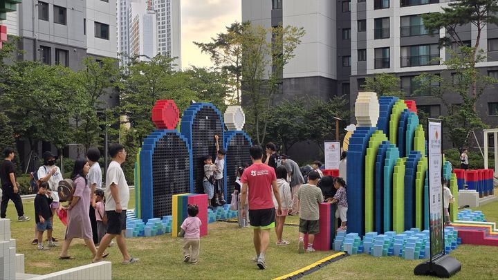 [서울=뉴시스]대우건설은 단지 내 조경 공간에 이색 포토스팟과 체험 프로그램을 결합한 '푸르지오 팝업가든'을 선보인다고 8일 밝혔다. (사진=대우건설 제공) 2026. 10. 8. *재판매 및 DB 금지