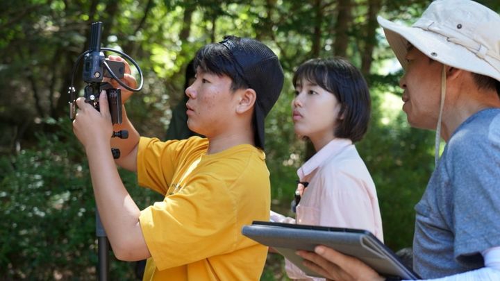 [봉화=뉴시스] 봉화군 석포면 청소년들이 단편영화를 제작하고 있다. (사진=영풍 제공) 2026.10.08. photo@newsis.com *재판매 및 DB 금지