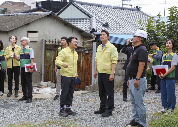 [부산=뉴시스] 박상준 부산 강서구청장이 부산 강서구 가락동 주택가에서 붕괴 위험이 발견된 노후 굴뚝 현장을 찾아 안전점검을 하고 있다. (사진=부산 강서구청 제공) 2026.10.08 photo@newsis.com *재판매 및 DB 금지