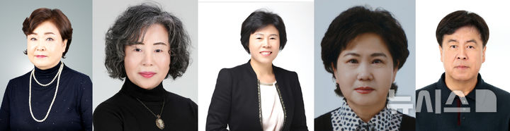[군포=뉴시스] 제32회 군포 시민 대상 수상자인 임옥영(왼쪽부터)·임효례·김사녀·김명자·여원구씨. (사진=군포시 제공) 2026.10.08. photo@newsis.com
