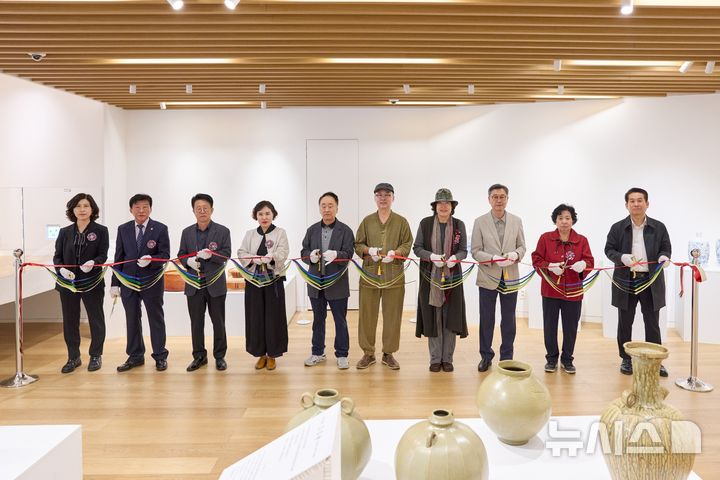[인천=뉴시스] 지난 7일 열린 개막식에서 인천공예명장과 유관기관 관계자들이 테이프 커팅을 하고 있다. (사진=인천TP 제공) 2026.10.08. photo@newsis.com