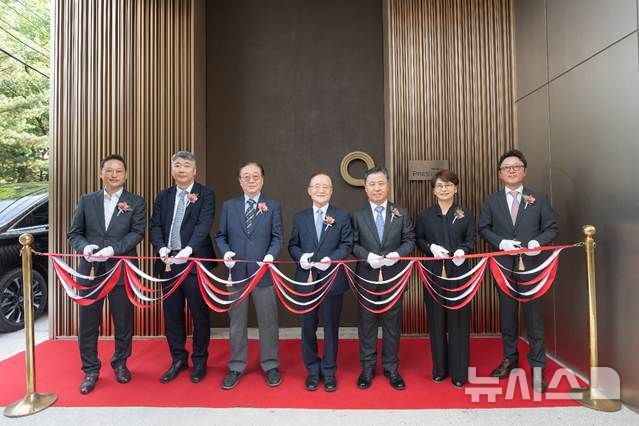 [서울=뉴시스]지난달 28일 열린 메리츠증권 PIB 프레스티지(PRESTIGE)센터 개소식에서 참석자들이 테이프 커팅을 하고 있다. (사진=메리츠증권 제공). 2026.10.08. photo@newsis.com 