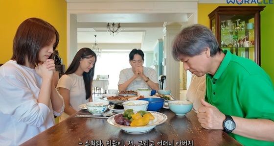 [서울=뉴시스] 유튜버 박위의 가족이 며느리인 그룹 시크릿 출신 송지은을 차별 대우했다는 의혹이 제기됐다. 과거 공개된 가족 영상이 재조명되면서 일부 장면을 두고 온라인상에서 갑론을박이 이어지고 있다. (사진=유튜브 채널 '위라클' 캡처) 2026.10.08. photo@newsis.com *재판매 및 DB 금지