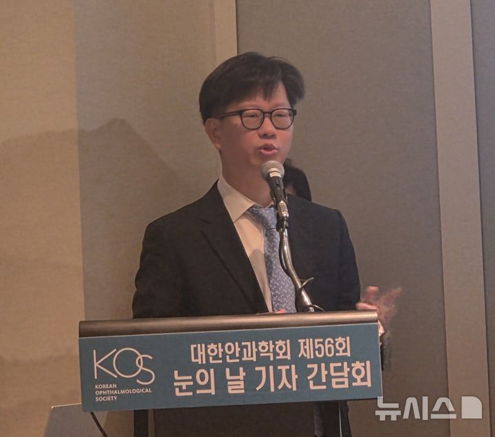 [서울=뉴시스] 류난영 기자= 고재웅 대한안과학회 홍보이사가 8일 서울 마포구 호텔 나루에서 열린 눈의날 기자간담회에서 발언하고 있다.