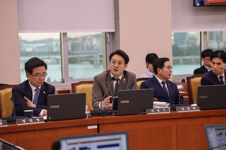 [화성=뉴시스] 전용기 국회의원이 7일 국회 국토교통위원회 감사에서 현대건설 임낙호 본부장을 상대로 JTX에서 동탄지선을 제외한 이유 등을 추궁하고 있다. (사진=전용기 국회의원실 제공) 2026.10.08. photo@newsis.com *재판매 및 DB 금지