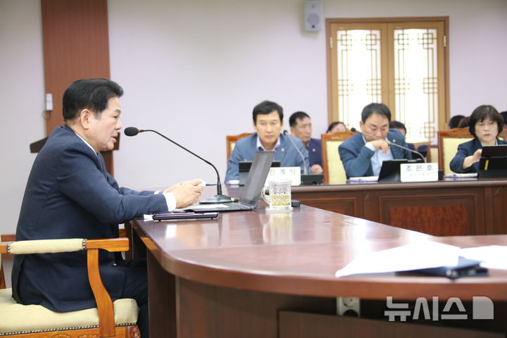 [안양=뉴시스] 최대호 안양시장이 민선9기 취임 100일인 8일 시청 전자회의실에서 간부회의를 주재하고 있다.(사진=안양시 제공).2026.10.08.photo@newsis.com