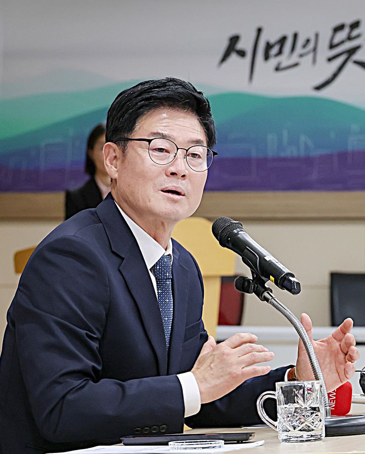 [원주=뉴시스] 이덕화 기자 = 8일 구자열 원주시장이 취임 100일 기자회견을 열고 시민 삶이 좋아지고 변화하는 민선9기 정책을 설명하고 있다. 2026.10.08. wonder8768@newsis.com *재판매 및 DB 금지