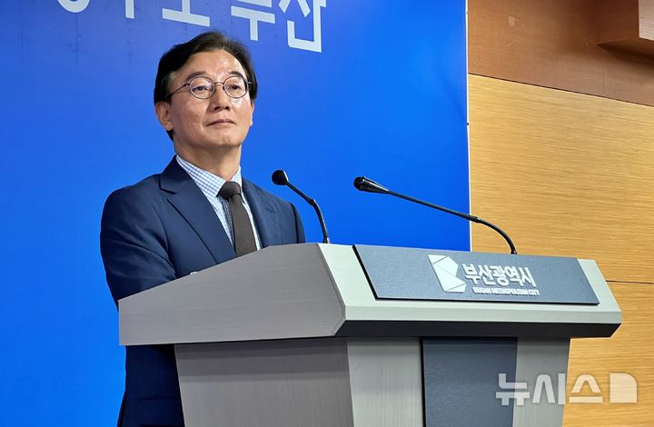[부산=뉴시스]원동화 기자 = 8일 부산 연제구 부산시청 기자회견장에서 취임 100일 맞은 전재수 부산시장이 기자회견을 열었다. 2026.10.08. dhwon@newsis.com