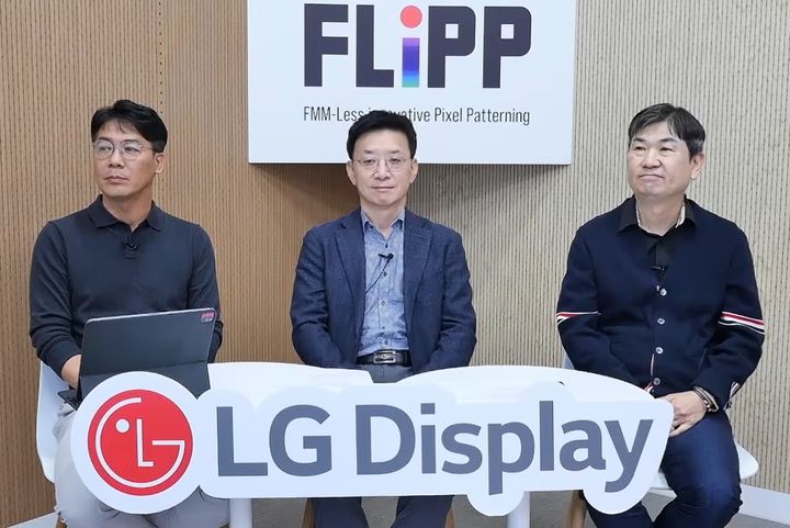 [서울=뉴시스]LG디스플레이는 8일 온라인을 통해 국내외 언론 및 애널리스트 등을 초청해 'FLiPP 테크 세미나'를 개최했다. 최영석 CTO(가운데)가 질문에 대한 답변을 하고 있다. (사진=LG디스플레이 유튜브 캡처) 2026.10.08. photo@newsis.com *재판매 및 DB 금지