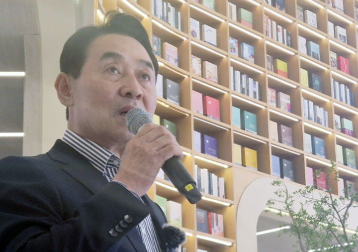 [포천=뉴시스] 홍찬선 기자 =백영현 시장은 9일 포천시교육문화복합공간 두런두런에서 민선9기 취임 100일 기자간담회를 열고 기자들의 질문에 답하고 있다. 2026.10.08. mania@newsis.com *재판매 및 DB 금지