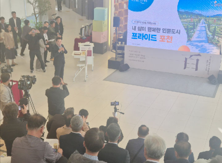 [포천=뉴시스] 홍찬선 기자 =백영현 시장은 9일 포천시교육문화복합공간 두런두런에서 민선9기 취임 100일 기자간담회를 열고 기자들의 질문에 답하고 있다. 2026.10.08. mania@newsis.com *재판매 및 DB 금지