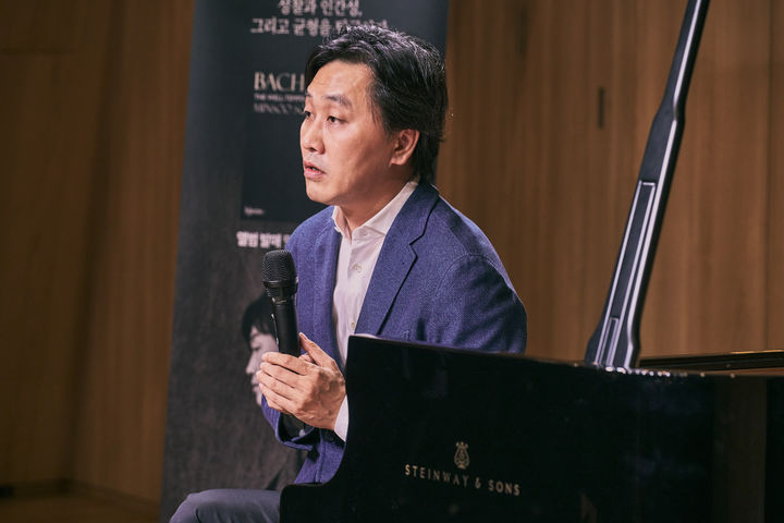 [서울=뉴시스] 피아니스트 손민수가 8일 서울 용산구 사운즈S에서 열린 바흐 평균율 1권 발매·월드투어 기념 기자간담회에서 말하고 있다. (사진=목프로덕션 제공) 2026.10.08. photo@newsis.com *재판매 및 DB 금지