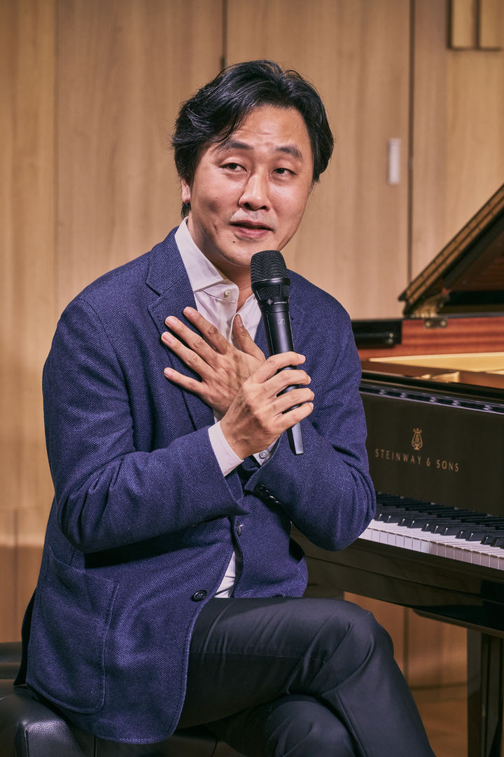 [서울=뉴시스] 피아니스트 손민수가 8일 서울 용산구 사운즈S에서 열린 바흐 평균율 1권 발매·월드투어 기념 기자간담회에서 말하고 있다. (사진=목프로덕션 제공) 2026.10.08. photo@newsis.com *재판매 및 DB 금지