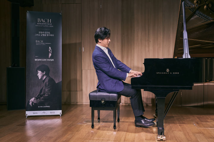 [서울=뉴시스] 피아니스트 손민수가 8일 서울 용산구 사운즈S에서 열린 바흐 평균율 1권 발매·월드투어 기념 기자간담회에서 연주하고 있다. (사진=목프로덕션 제공) 2026.10.08. photo@newsis.com *재판매 및 DB 금지