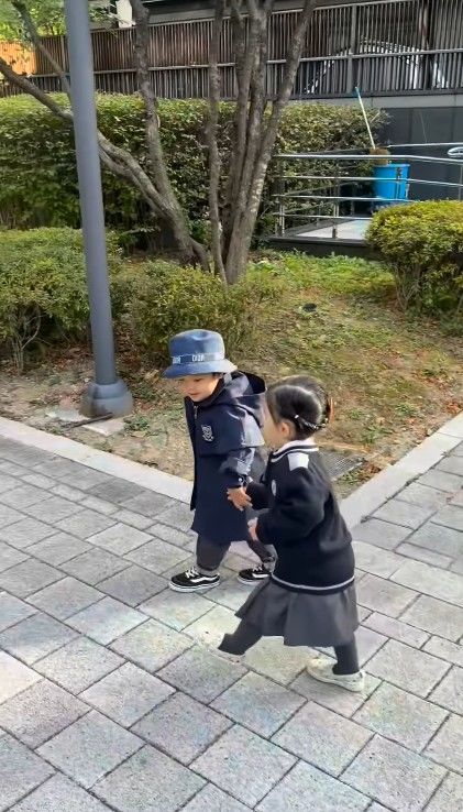 [서울=뉴시스] 황보라 아들 우인 군이 친구와 손을 잡는 모습이다. (사진= 황보라 SNS 캡처) 2026.10.08. photo@newsis.com *재판매 및 DB 금지