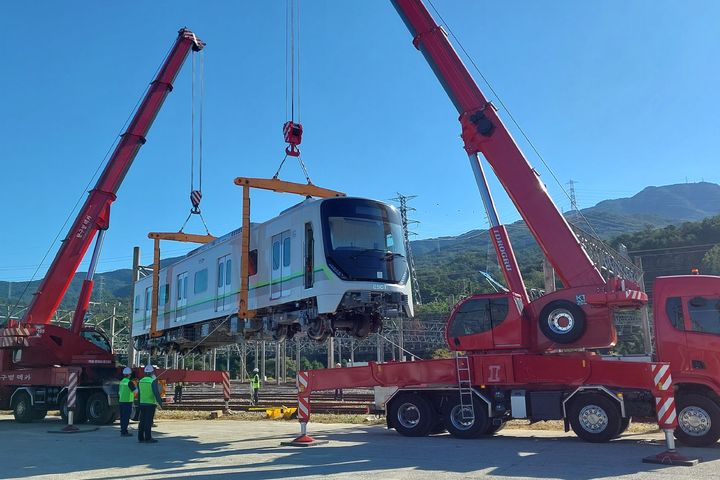 [부산=뉴시스] 부산도시철도 2호선의 노후 전동차를 대체할 신형 전동차가 처음으로 차량기지에 반입됐다. (사진=부산교통공사 제공) 2026.10.08 photo@newsis.com *재판매 및 DB 금지