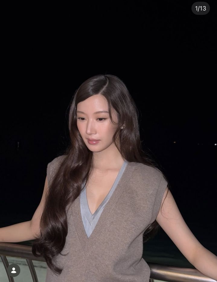 [서울=뉴시스] 배우 문가영이 브이넥 니트 차림으로 일자 쇄골과 가녀린 몸매가 돋보이는 근황을 공개했다. (사진출처=문가영 SNS) *재판매 및 DB 금지