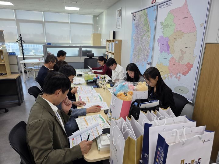 [양산=뉴시스] 안지율 기자 = 오형구 행정국장 등으로 구성된 방문단이 세종시 행정안전부를 찾아 기준인건비 증액 필요성을 설명하고 있다. (사진= 양산시 제공) 2026.10.08. photo@newsis.com *재판매 및 DB 금지