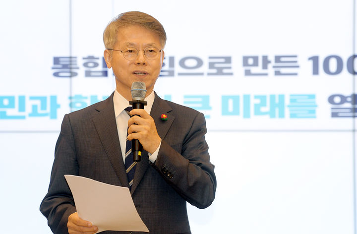 [전남광주=뉴시스] 민형배 전남광주통합특별시장이 8일 광주청사 비지니스룸에서 출범 100일 기자회견을 하고 있다. 2026.10.08. (사진=전남광주시 제공) photo@newsis.com *재판매 및 DB 금지