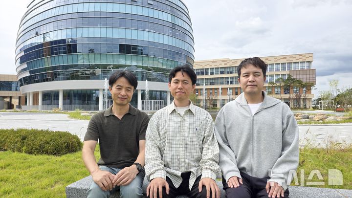 [나주=뉴시스] (왼쪽부터) 한국에너지공대(KENTECH·켄텍) 오상호 교수, 변진호 연구교수, 정지훈 박사. (사진=켄텍 제공) photo@newsis.com *재판매 및 DB 금지