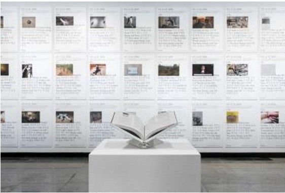 강이룬, 〈이미지-시〉, 2026, 참여 작가 제공 이미지와 AI 생성 텍스트를 담은 잉크젯 프린트 포스터, 합성 음성, 59.4 × 84.1 cm (73), 작가와 KAIST 시각도구연구실(양어진, 임수현, 양혜원, 김재연) 제공, (재)광주비엔날레 및 불가리 지원. 제16회 광주비엔날레. 사진: 전병철 ©광주비엔날레 *재판매 및 DB 금지