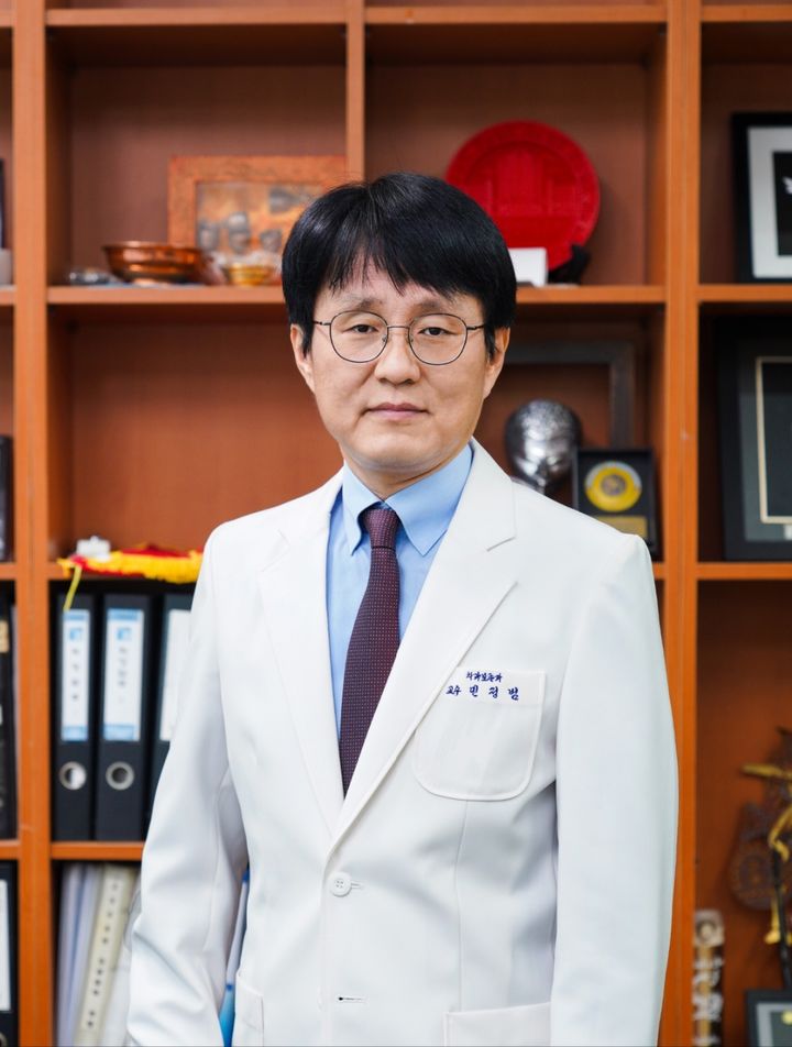 [전남광주=뉴시스] 조선대학교 치과병원 제25대 민정범 병원장. (사진=조선대 제공) 2026.10.08. photo@newsis.com *재판매 및 DB 금지
