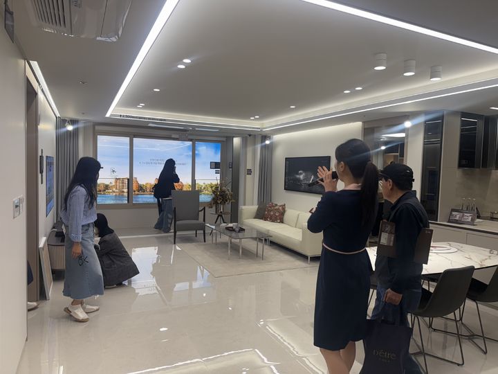 [양주=뉴시스] 서윤주 인턴기자= '옥정중앙역 디에트르Ⅱ' 견본주택 내부를 살펴보는 관람객들의 모습. 2026.10.08 *재판매 및 DB 금지