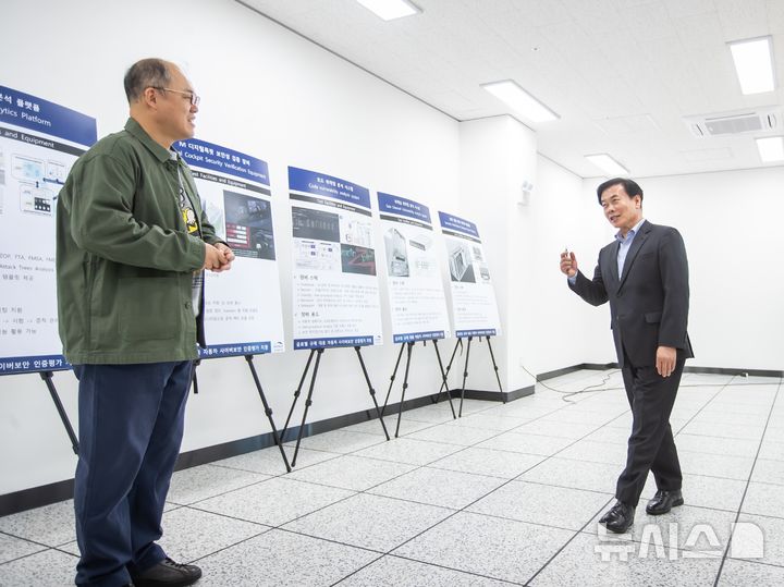 [인천=뉴시스] 구재용 인천 서해구청장(오른쪽)이 커넥티드카 인증평가센터에서 관계자와 질의응답하고 있다. (사진=서해구 제공) 2026.10.08. photo@newsis.com