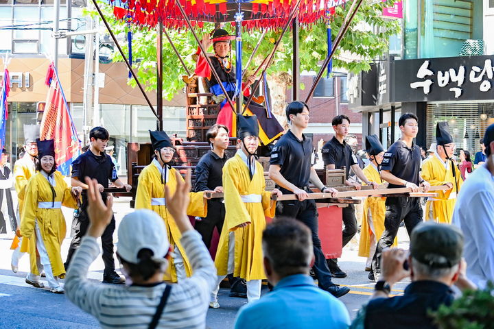 [진주=뉴시스] 경남 진주시 '개천예술제' 개막. 지난해 가장행렬 모습. (사진=진주시 제공) 2026.10.08. photo@newsis.com *재판매 및 DB 금지