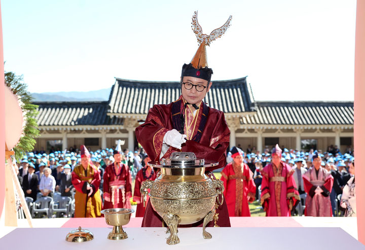 [안동=뉴시스] 8일 경주 통일전에서 열린 '제48회 통일서원제'에서 이철우 경북지사가 분향하고 있다. (사진=경북도 제공) 2026.10.08. photo@newsis.com *재판매 및 DB 금지