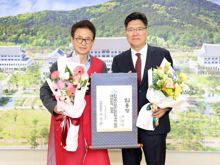 [안동=뉴시스] 이철우 지사(왼쪽)가 지난 7일 박상현 대변인에게 임용장을 수여하고 있다. (사진=경북도 제공) 2026.10.08. photo@newsis.com *재판매 및 DB 금지