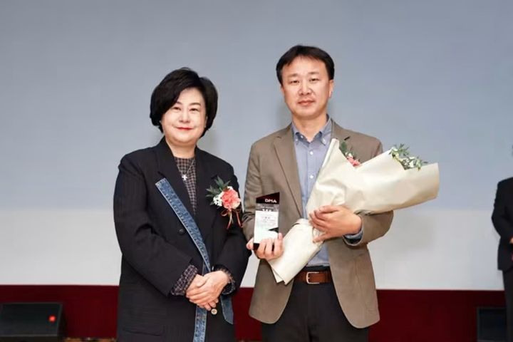 [대전=뉴시스] 충남대 회화과 박우식(오른쪽) 교수. (사진=충남대 제공) 2026.10.08. photo@newsis.com *재판매 및 DB 금지