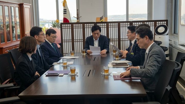 [서울=뉴시스] 대한민국교육감협의회(교육감협)는 8일 조승래 국회 재정경제기획위원장과 문진석 예산결산소위원장을 만나 미래대응기금에 초·중등교육 사용처와 배분 원칙을 명시해야 한다고 건의했다고 밝혔다.(사진=대한민국교육감협의회 제공) photo@newsis.com *재판매 및 DB 금지