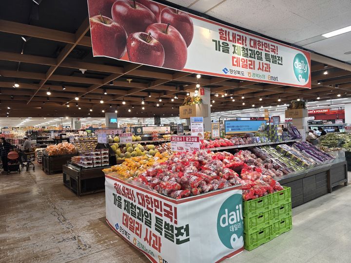 [안동=뉴시스] 8~14일 데일리 홍로사과 특별전이 열리는 이마트 대구 만촌점. (사진=경북도 제공) 2026.10.08. photo@newsis.com *재판매 및 DB 금지