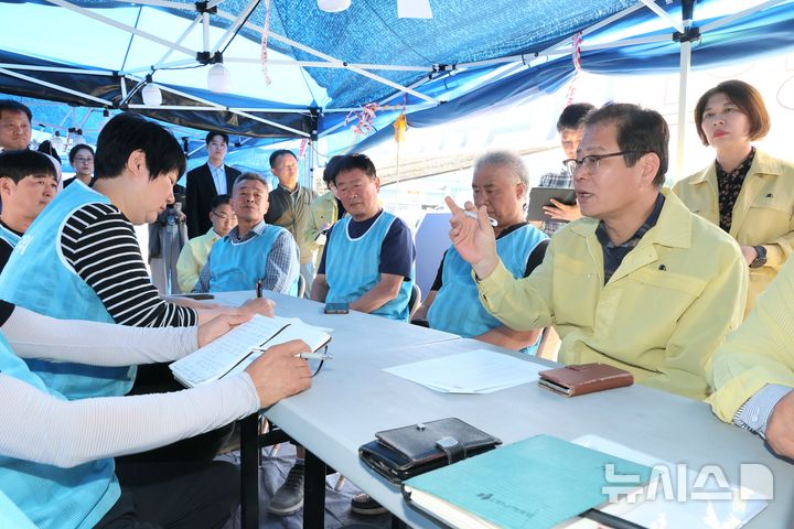 [전주=뉴시스] 조지훈 전주시장이 8일 송천동 농수산물도매시장 활어동 화재 피해 상인들과 만나 간담회를 가지고 있다. 2026.10.08 *재판매 및 DB 금지