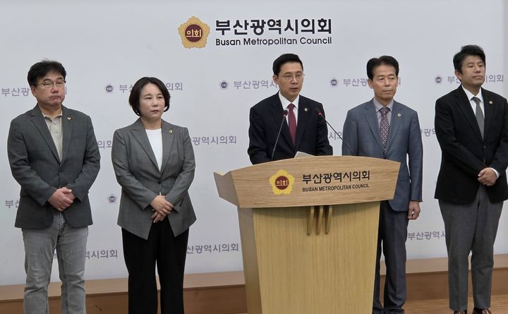 [부산=뉴시스] 부산시의회 행정문화위원회 국민의힘 소속 시의원들은 8일 부산시의회 브리핑룸에서 기자회견을 열고 부산시의 사직야구장 재건축 추진과 관련해 "시민 의견수렴을 정책결정 지연의 방패막이로 삼지 말고 당초 계획대로 즉각 정상화하라"고 촉구했다. (사진=부산시의회 제공) 2026.10.08. photo@newsis.com *재판매 및 DB 금지