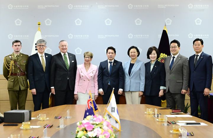 [서울=뉴시스] 임만균 서울시의회 의장(왼쪽에서 다섯 번째)이 8일(목) NSW주 마가렛 비즐리 주총독(왼쪽에서 네 번째)과 면담 후 기념사진을 촬영하고 있다. (사진=서울시의회 제공) 2026.10.08. photo@newsis.com *재판매 및 DB 금지