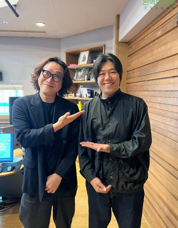 [서울=뉴시스] 이상순과 토마스쿡이 함께 사진을 찍은 모습이다. (사진= '완벽한 하루 이상순입니다' SNS 캡처) 2026.10.08. photo@newsis.com *재판매 및 DB 금지