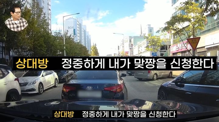 [서울=뉴시스]역주행하는 상대 차량을 향해 경적을 한 번 울려 주의를 주었더니 상대 차량에서 내린 운전자는 미안해하기는커녕 다짜고짜 제보자 차량으로 다가와 시비를 걸기 시작했다.&nbsp; 사진 유튜브 채널 '한문철 TV' 영상 캡처 *재판매 및 DB 금지