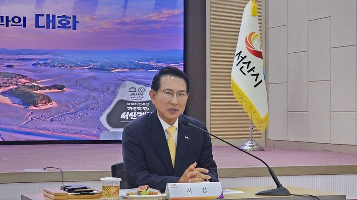 [서산=뉴시스] 김덕진 기자=이완섭 서산시장이 8일 서산시청 대회의실에서 취임 100일 기자회견을 갖고 있다. 2026.10..08. spark@newsis.com *재판매 및 DB 금지