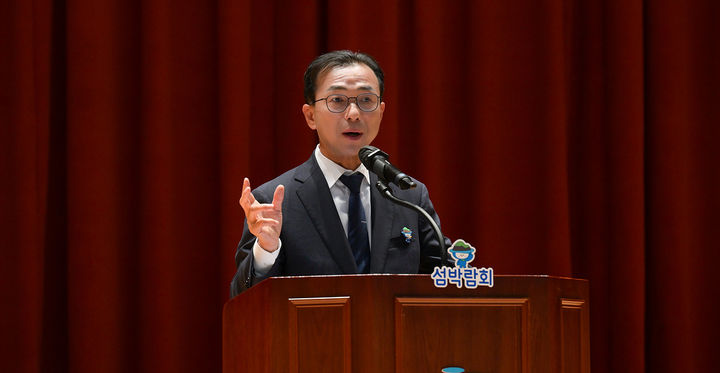 [여수=뉴시스] 서영학 여수시장이 8일 취임 100일을 맞아 '시민소통폰·48시간 현장대응' 등 성과를 설명하고 있다. (사진=여수시 제공) 2026.10.08. photo@newsis.com *재판매 및 DB 금지
